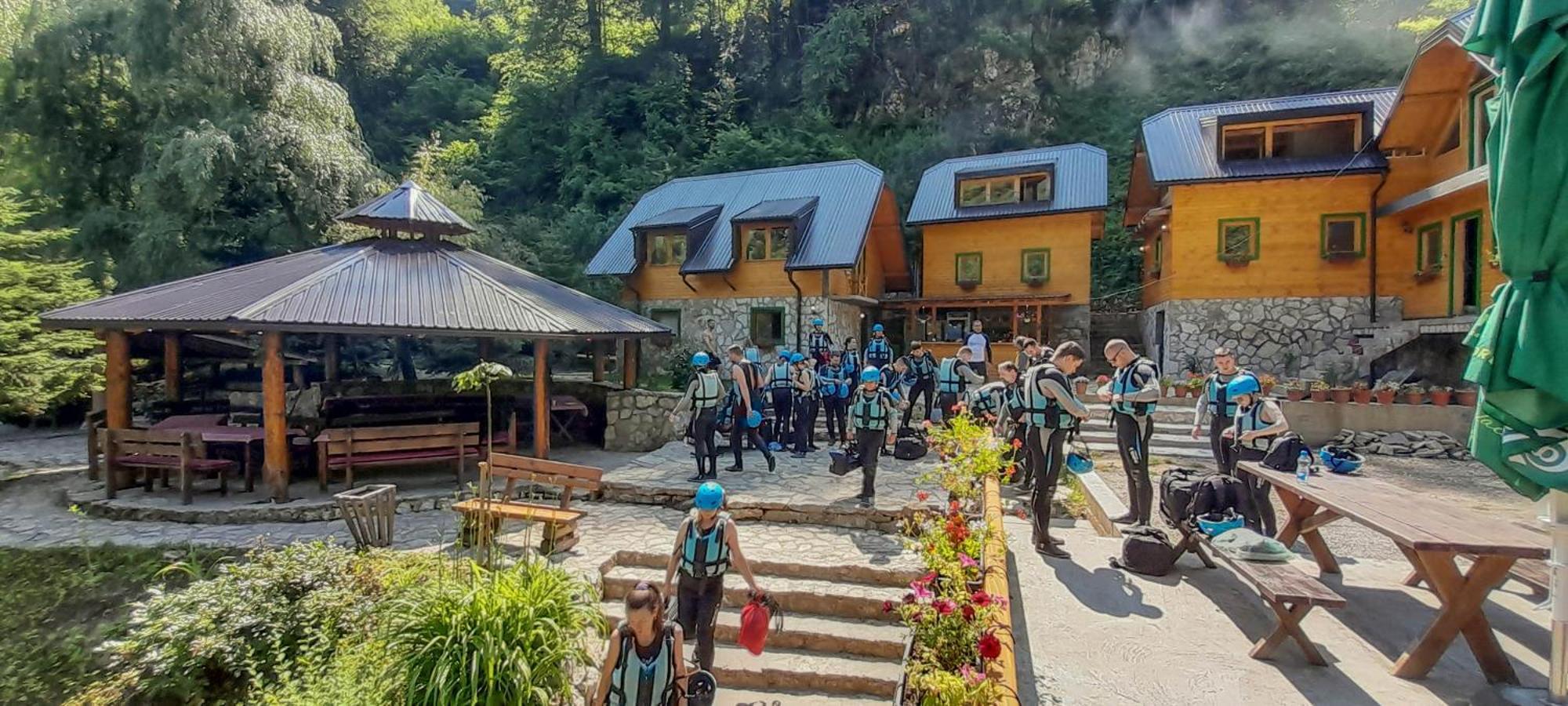 Rafting Camp Encijan Hotel ฟอชา ภายนอก รูปภาพ