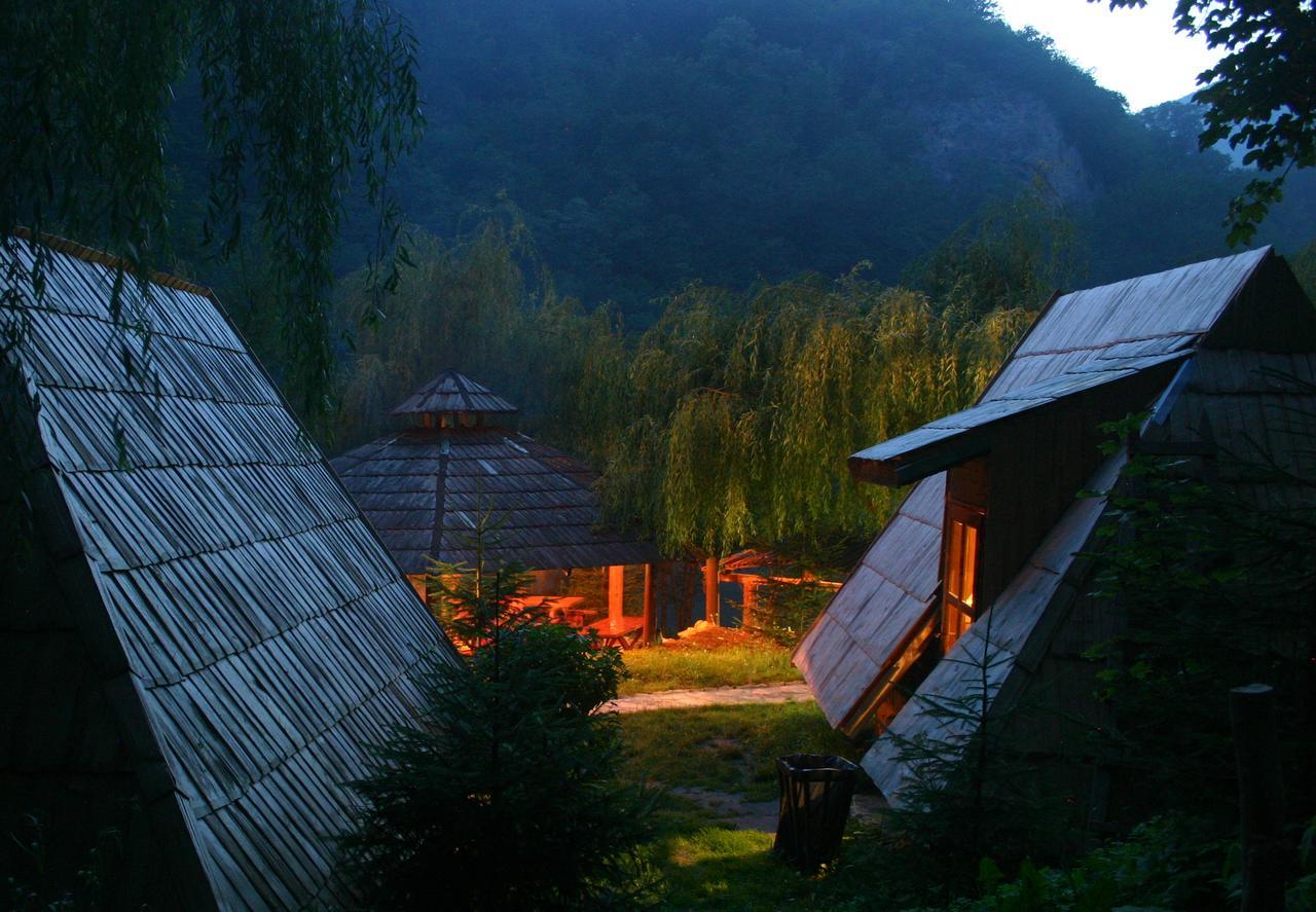 Rafting Camp Encijan Hotel ฟอชา ภายนอก รูปภาพ